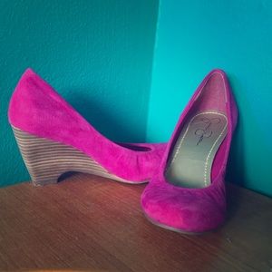 US 7 Jessica Simpson Magenta Wedges
